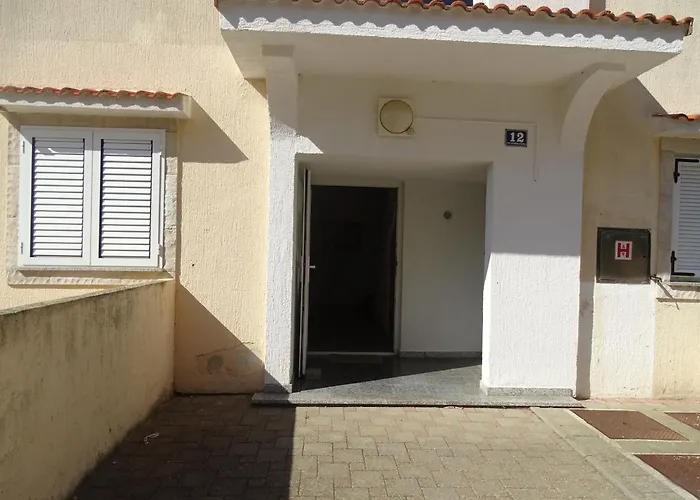 Comfortable With Kitchen, Close To Beautiful *